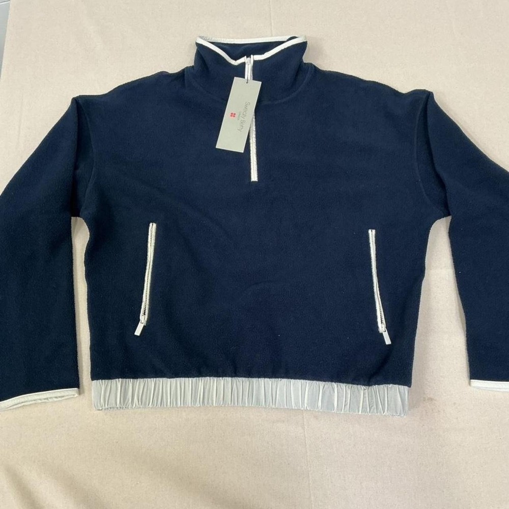 Navy blue cropped fleece pullover with sporty white contrast trim